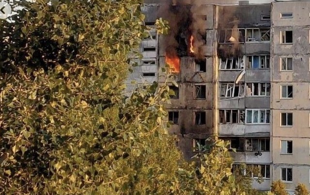 Росіяни вдарили по 9-поверхівці в Києві, почалася пожежа Росіяни вдарили по 9-поверхівці в Києві, почалася пожежа